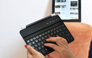 iPad Mini Bluetooth 3.0 QWERTY Keyboard Magnetic Ultra-Thin